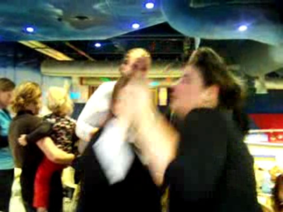 Iléana et sandra qui bougent leurs corps sur le dance floor