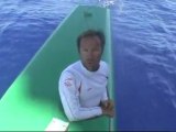 Trophée Jules Verne / Thomas Coville inspecte le flotteur