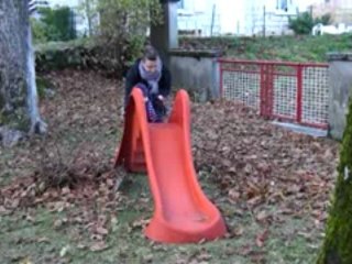 Petite Louise fait du toboggan