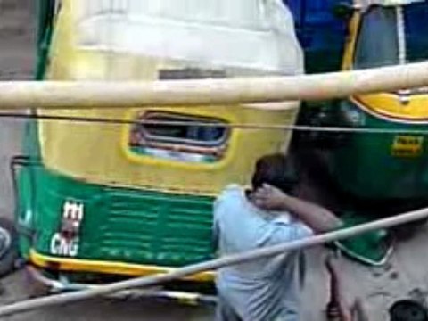 Delhi - Réparation d'auto-rickshaws