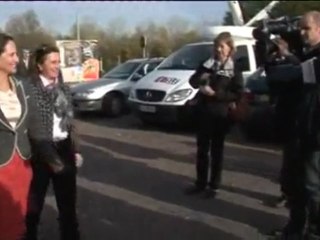 Ségolène Royal et les Pass Contraceptions devant un lycée