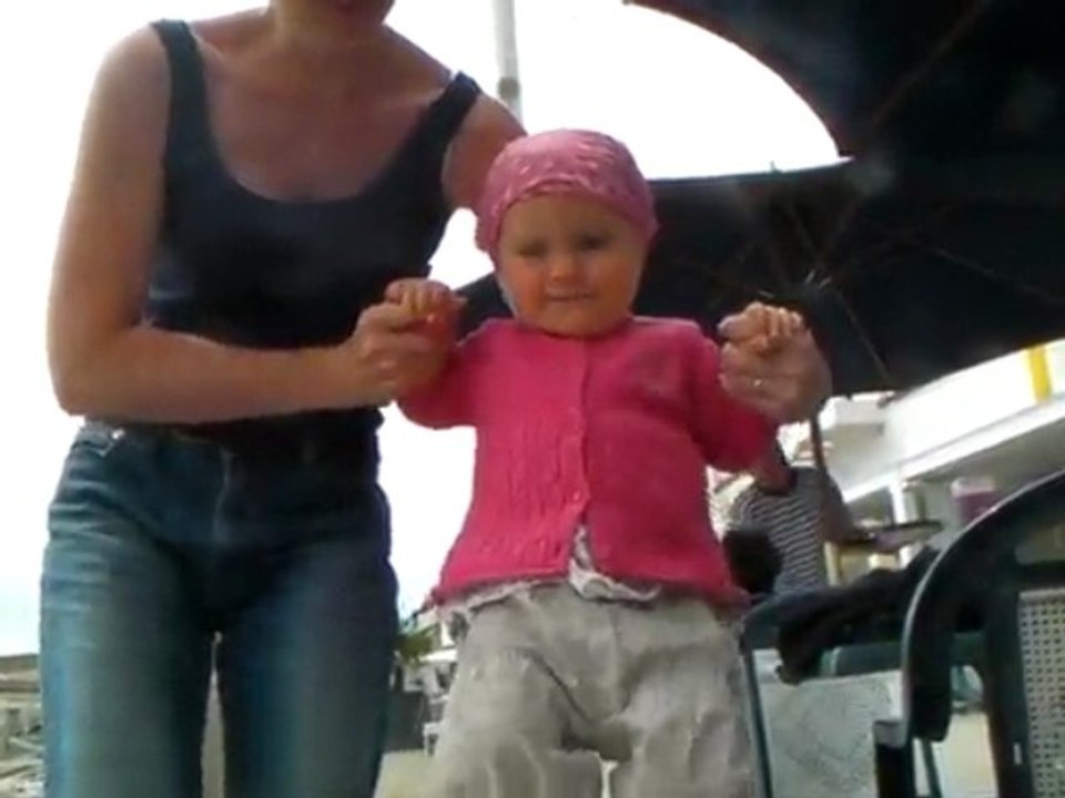 Clotilde apprend à marcher