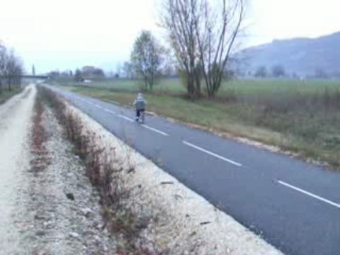 PREMIER TOUR DE ROUES SANS ROULETTES DE NEIL 4 ANS