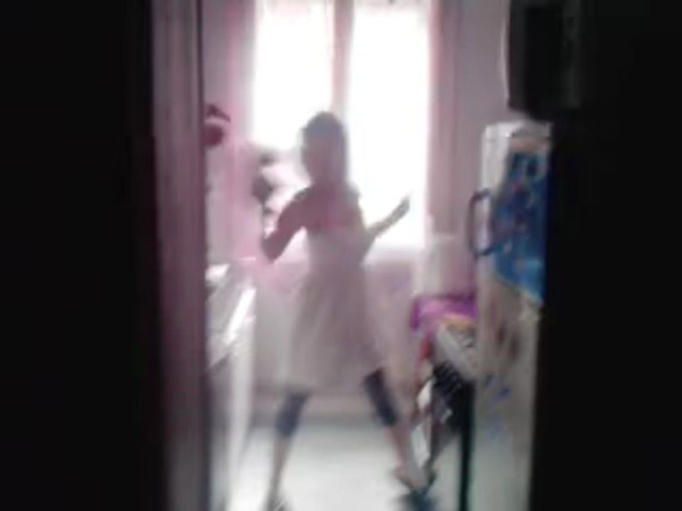 Bestoune danse dans la cuisine