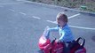 Dylan 17 mois  sa nouvelle moto offert par papy Jean et mamy