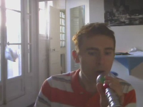 Wiwi égratigne Tant qu'il y aura une chanson d'amour