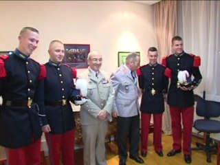 Remise de Casoars à des officiers allemands