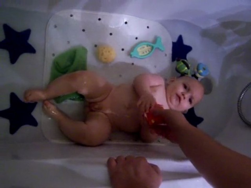 047- Yohan 1ère fois dans la grande baignoire !