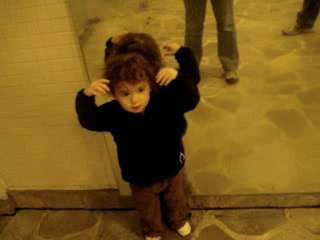 20091112 eden se seche les cheveux