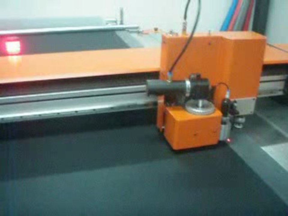 découpe de tissu stretch par automate de découpe Vetigraph