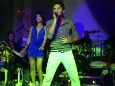 Üzüm Kızı Meyhane'de Faruk K. Rita Ay ile sahnede