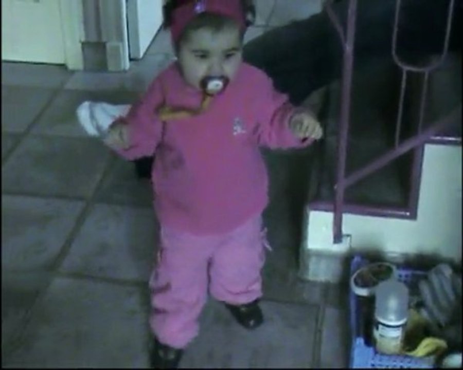 ambre et ses premiers pas de danse pour ses un an