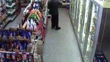 Un homme bourré veut acheter des bières