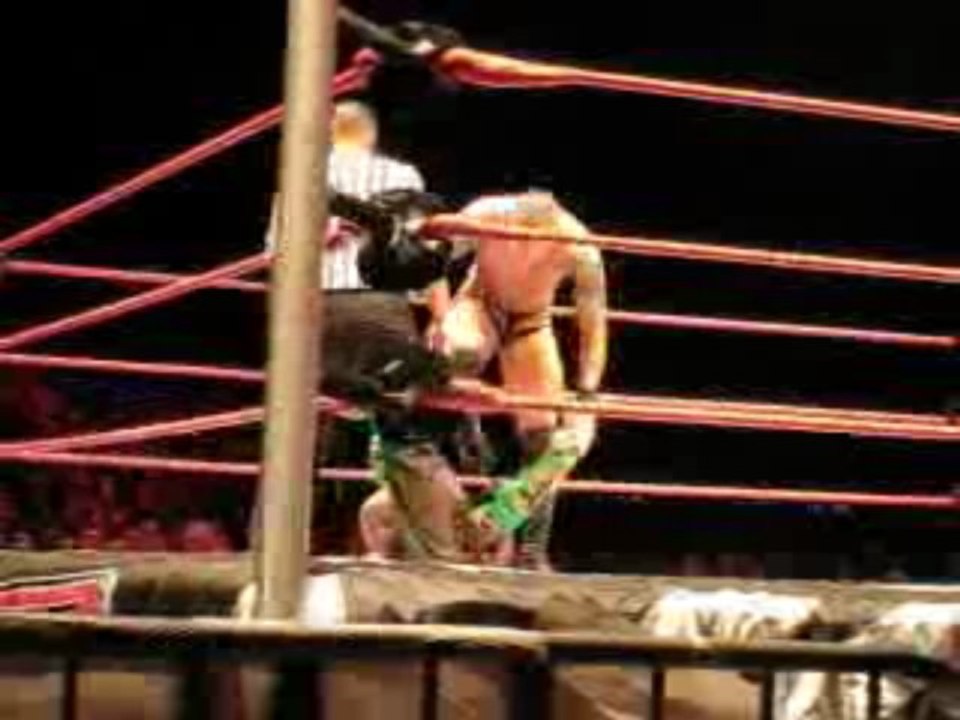 Randy s'acharne sur Kofi