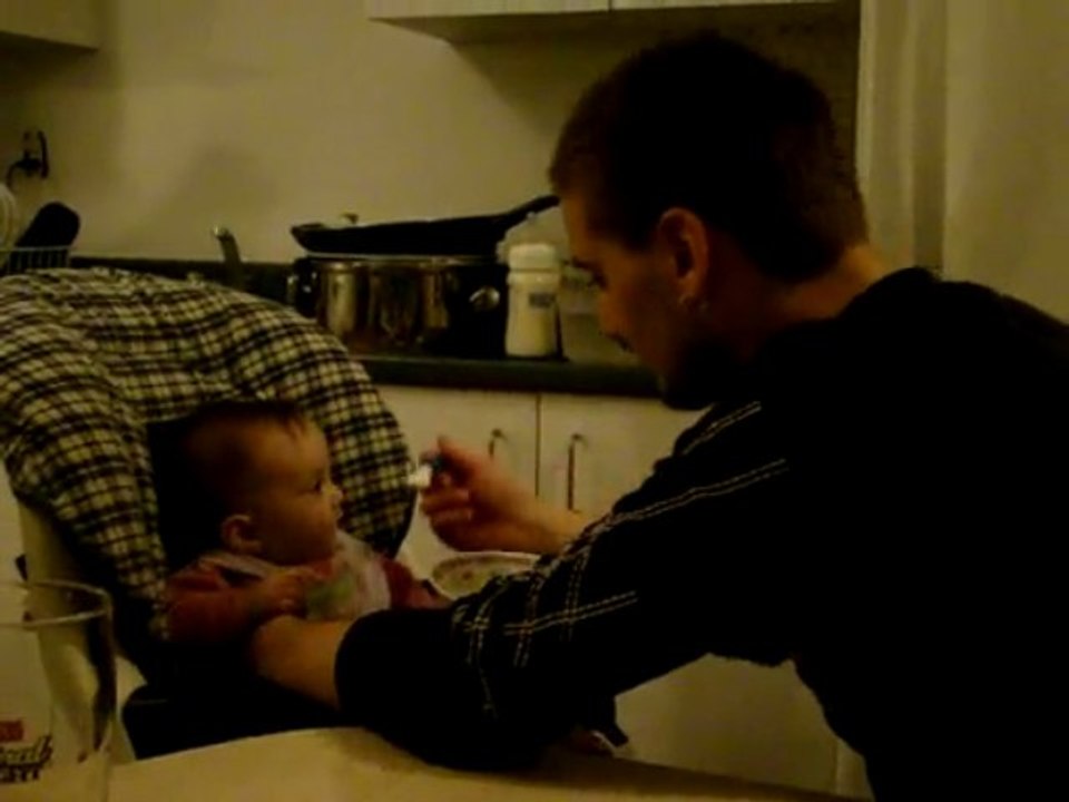 Danny nourrit sa puce. :)