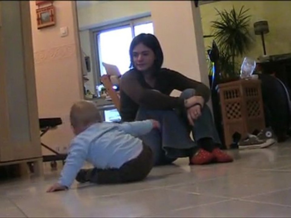 Antonin marche presque à 4 pattes