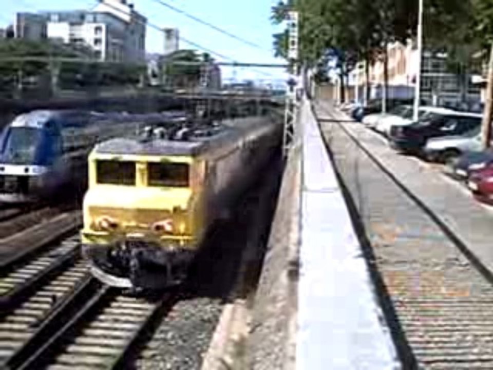 train ter+la locomotive qui ai jeune et gris et rouge à Lyon 02/06/09