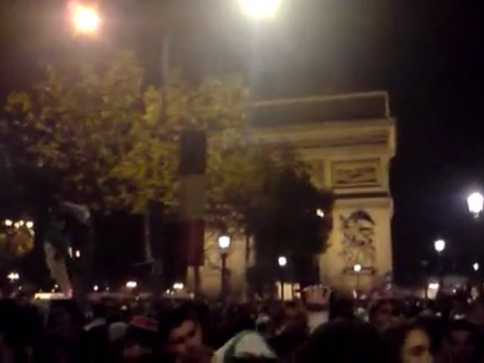 les supporteurs algeriens sur les champs elysée france