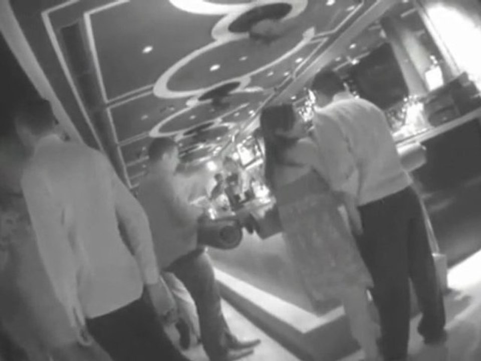 PUA Attract hot women - mystery and style in field