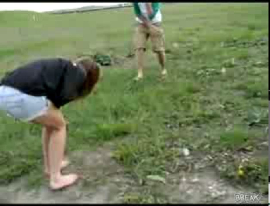 Boomerang in testa alla tipa