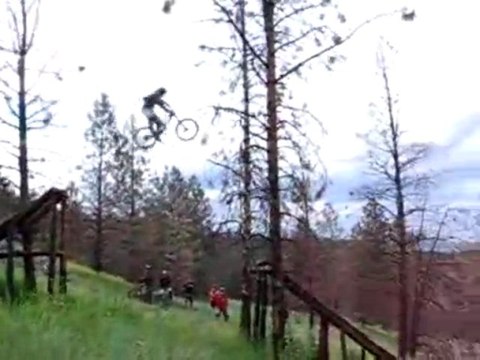 Saut raté en vélo, atterrissage plutôt violent.