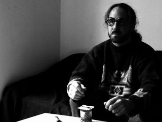 Monsieur Bontampi mange un yaourt