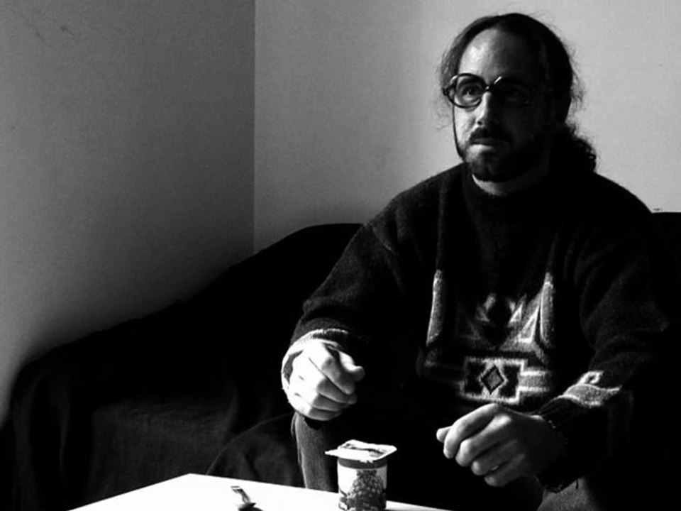 Monsieur Bontampi mange un yaourt