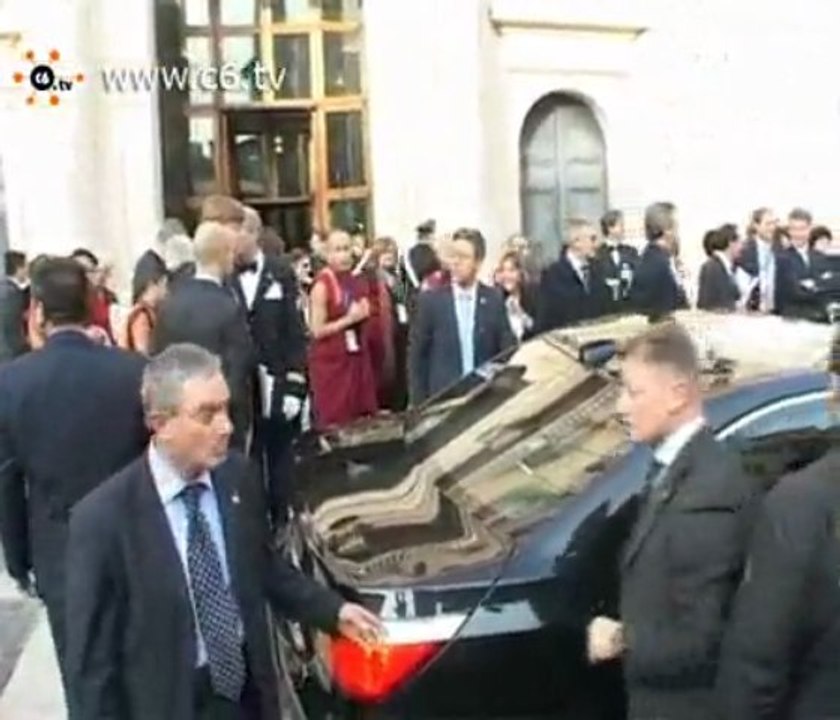 Il Dalai Lama esce da Montecitorio