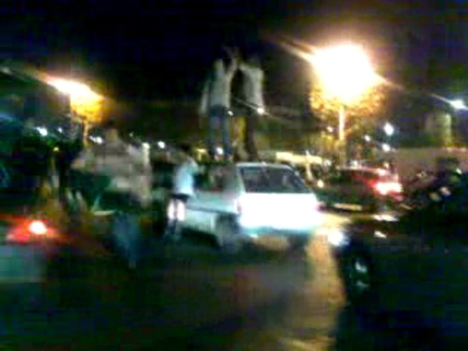 algeriens sur les champs élysées