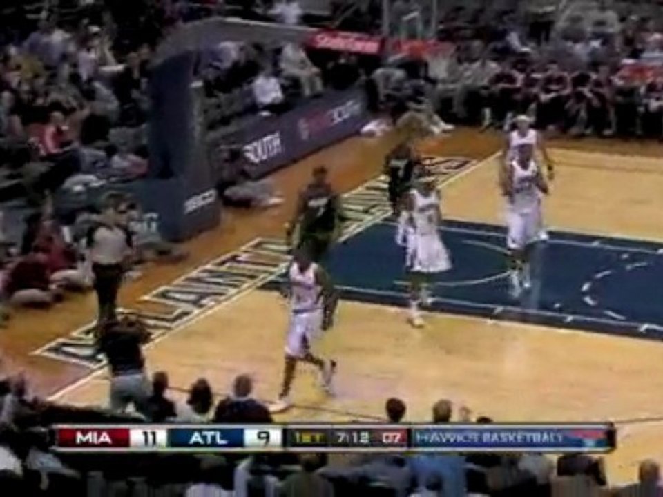 NBA Josh Smith blocks Jermaine O'Neal's shot into the stands