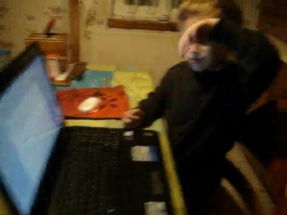 Théo qui pète un plombs devant l'ordi