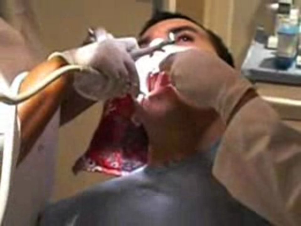 Younes beim Zahnarzt