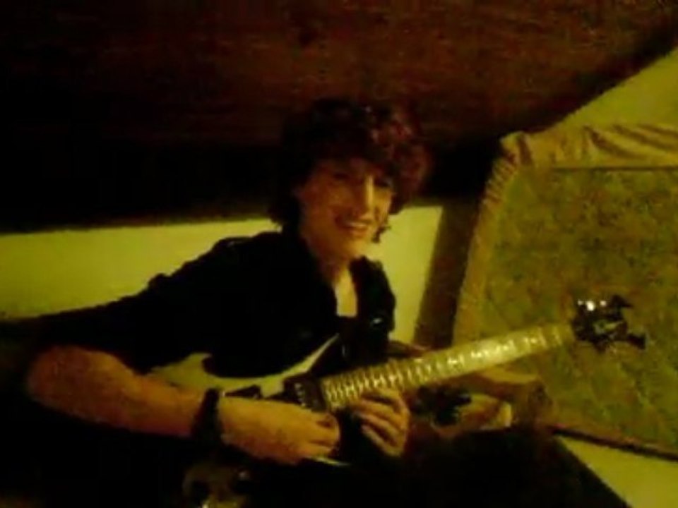 Délir Axel à la guitare