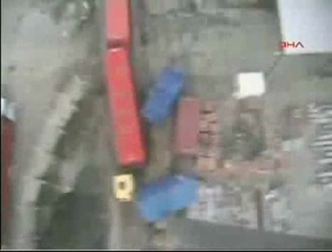 ouvrier inspecte les voies de chemin de fer et manque par