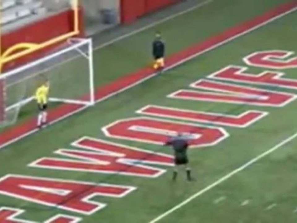 Un gardien de but fait la roue