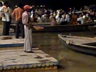 Varanasi > Cérémonie d'offrande au Gange