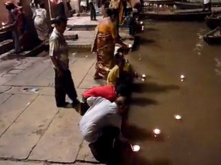 Varanasi > Cérémonie d'offrande au Gange 5