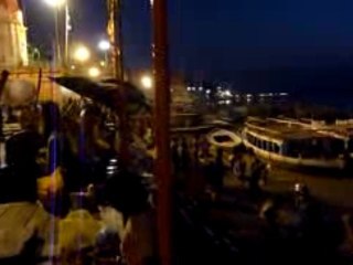 Varanasi > Purification matinale dans le Gange 2