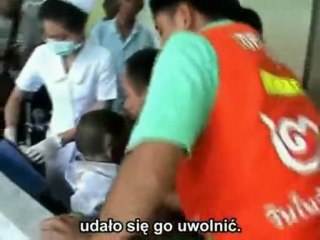 Chłopiec uwięziony w szczelinie muru