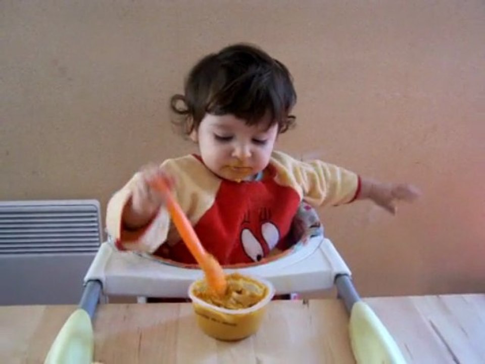 jaelle mange à à la cuillère