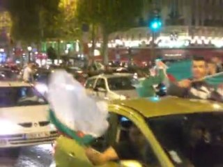 Algerie-Egypte Scenes de joie sur les Champs Elysées - Paris