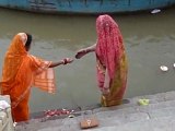 Varanasi > Offrandes au Gange