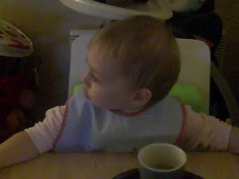 zoé boit sa soupe