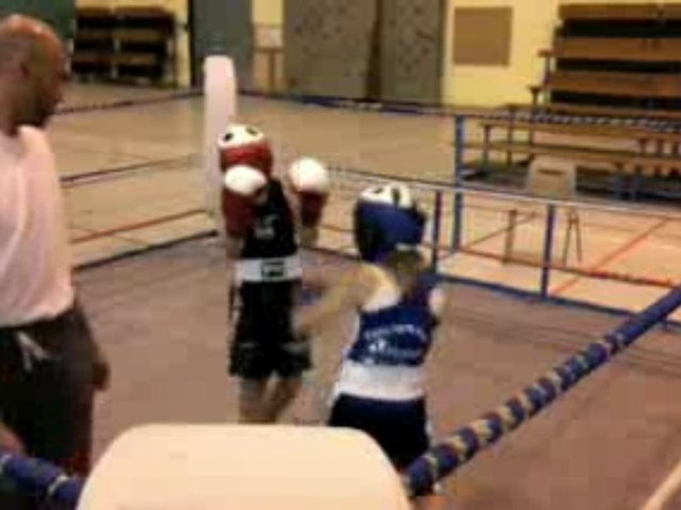 Combat de boxe de Léa, short bleu, casque bleu à Pessac