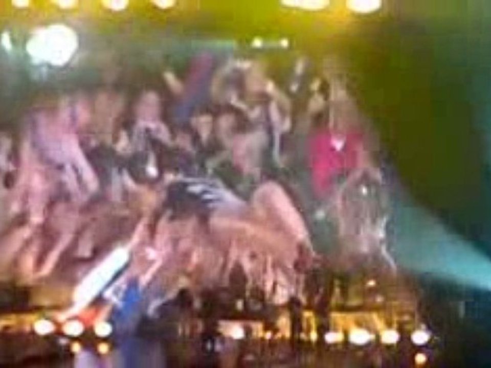 Beyonce Crowd Surfs At Concert In London While Performing