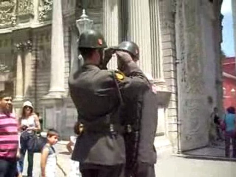 Dolmabahce de nöbet degisimi