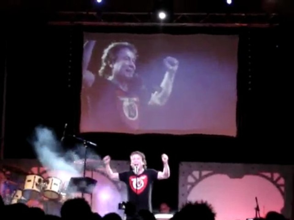 Bernard Minet chante les Chevaliers du zodiaque au TGS 2009