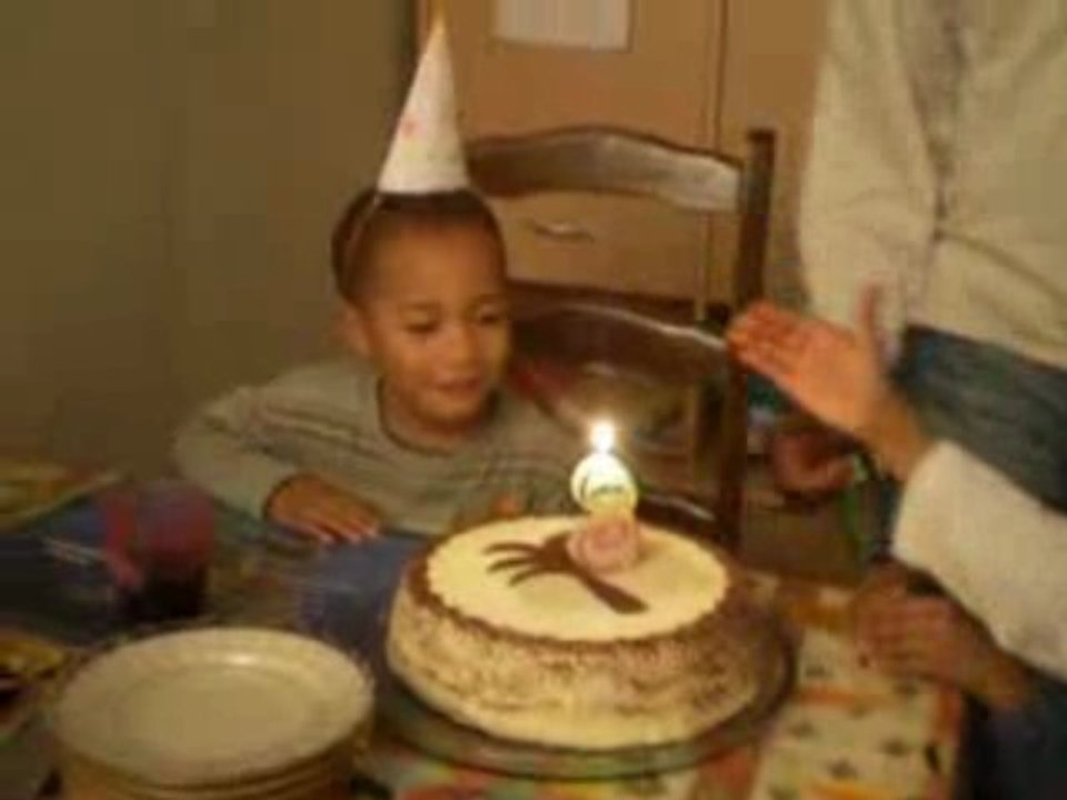 Voilà : Evan souffle ses bougies