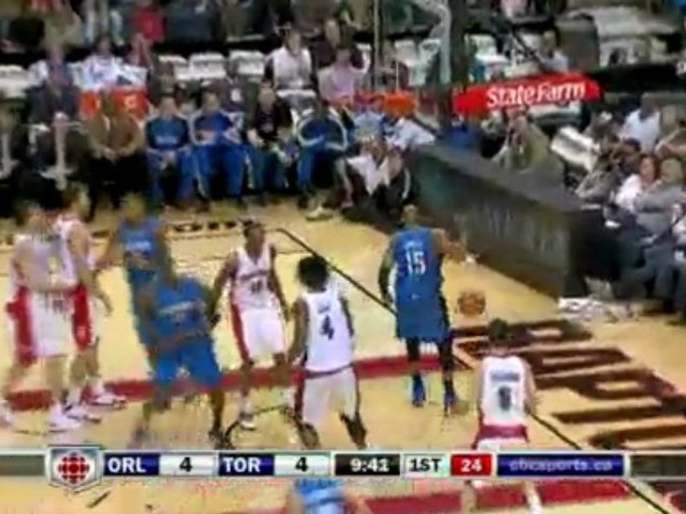 NBA Vince Carter drives through the Raptors defense and thro