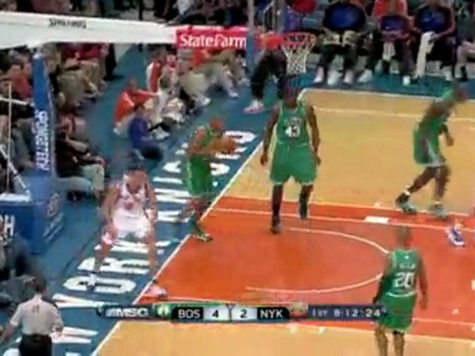 NBA Danilo Gallinari slices through the defense and throws d